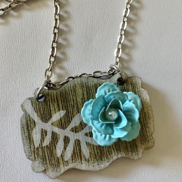 Rose necklace blue and light wood - Picture 5 of 10